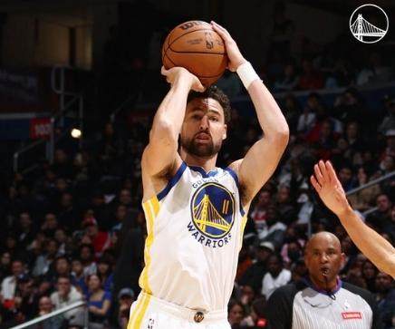 半岛体育官网-一人稳 一人狠 勇士7000万替补双枪露出獠牙