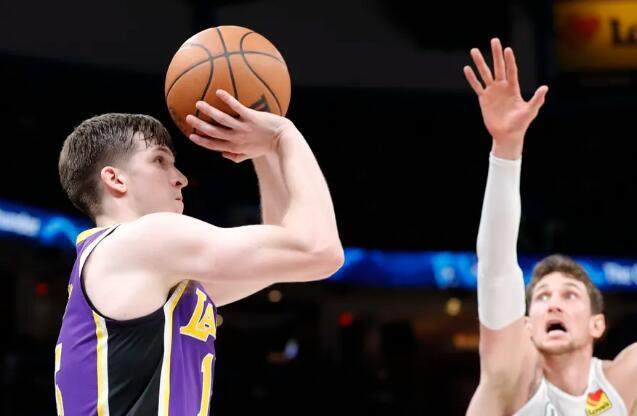 半岛体育网址-苦练三分+控球！湖人乡村曼巴抢位不怕竞争