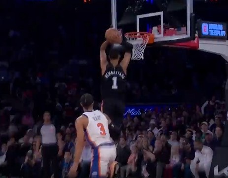 半岛体育-一飞冲天！文班虚晃点起唐斯 滑翔双手暴扣虐筐