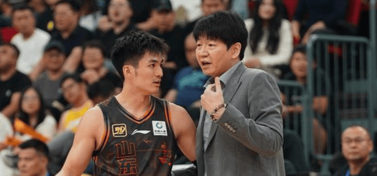 半岛体育-山东男篮险胜江苏邱彪再次恶心球迷：两嫡系球员光腚推磨转圈丢人