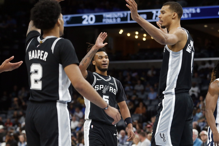 半岛体育在线-文班很强，但马刺不靠文班，一样够强，打败雷霆那种多点开花的强|文班亚马|斯威尼|福克斯|圣安东尼奥马刺队|俄克拉荷马雷霆队_新浪新闻